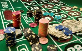 Giao diện casino trực tuyến ibet888 trên màn hình máy tính và điện thoại